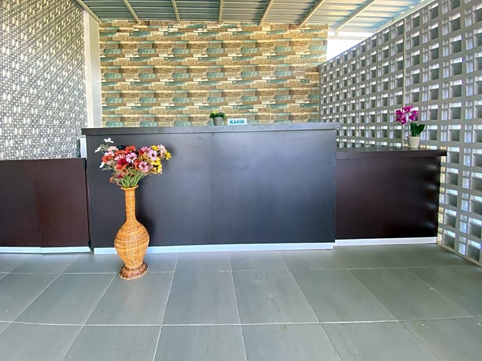 MJ Guest House Pusat Kota Malili Mitra RedDoorz