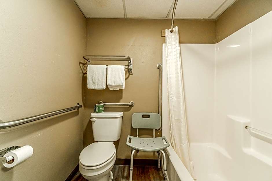 Deluxe Inn & Suites By OYO Miami OK