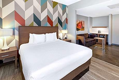 1 King Bed Suite Non-Smoking