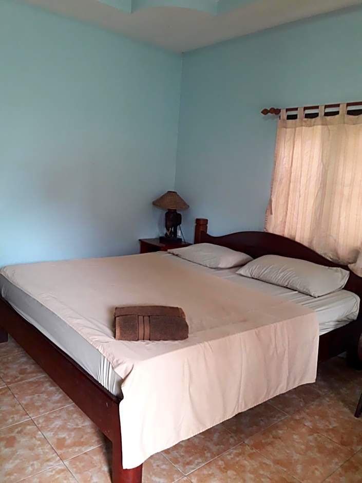 Jungle Hut Bungalows & Hotel