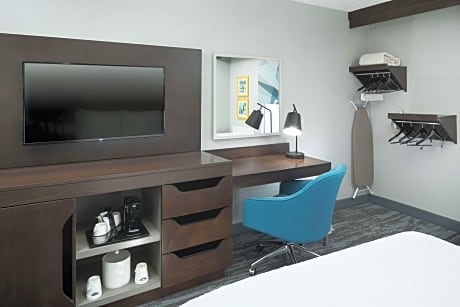 1 King Bed Study With Sofabed Nonsmoking