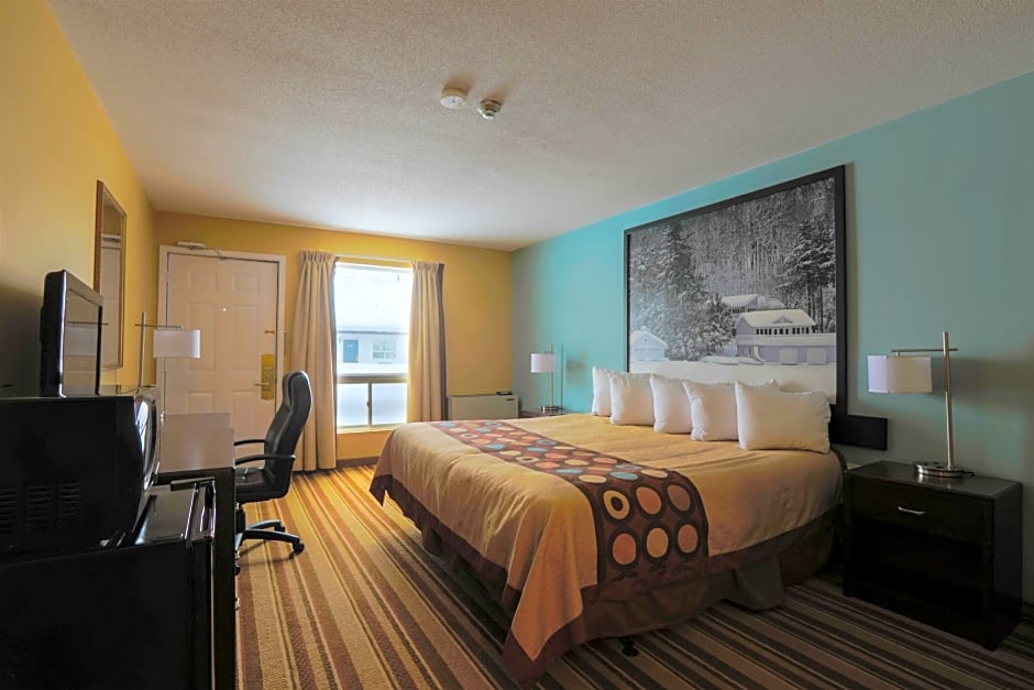 Photo 1 of 5 of Deluxe 1 King Bed