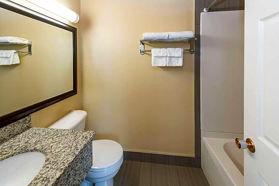 Econo Lodge Inn & Suites