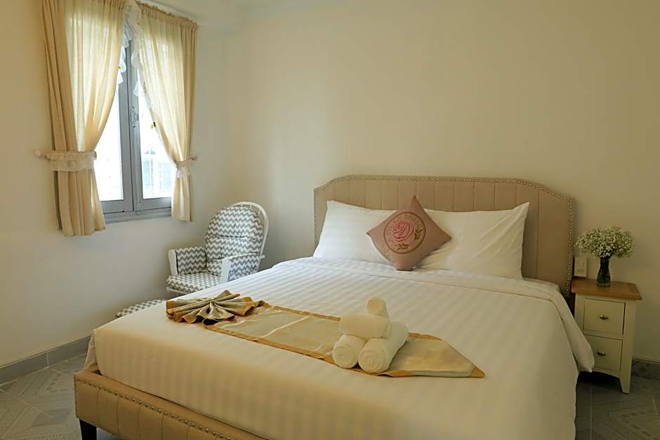 LA VIE EN ROSE HOTEL 2