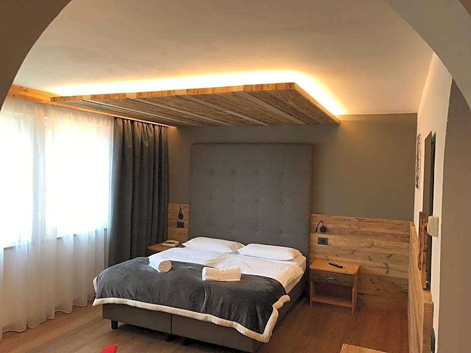 Arnica Mountain Hotel