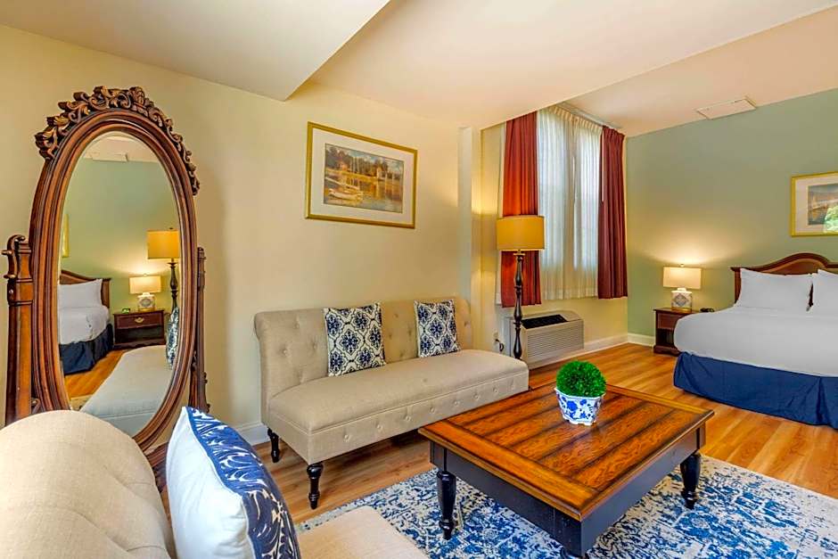 The Carriage House Inn Newport