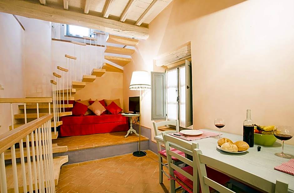 Farmhouse with swimming pool surrounded by greenery just 20 minutes from Arezzo