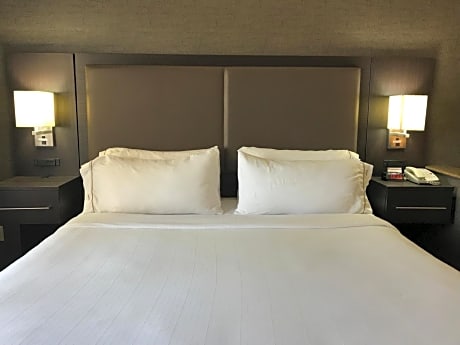Suite, 1 King Bed, Accessible (Comm, Mobil Tub)