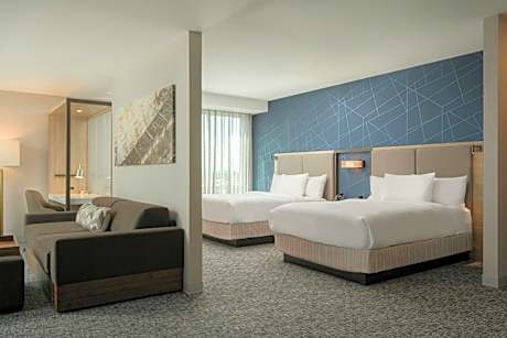 Corner Queen Suite - Mobility/Hearing Accessible with Tub