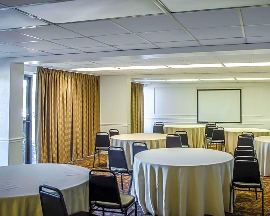 Quality Inn & Suites Pensacola Bayview