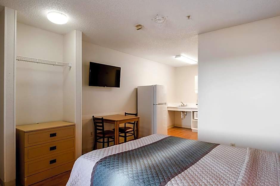 HomeTowne Studios Denver - Thornton