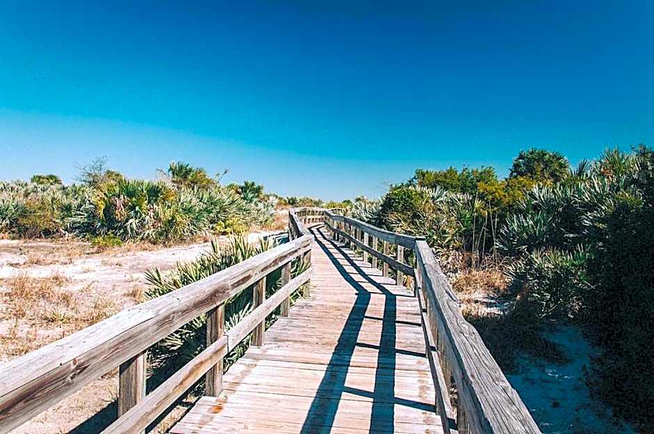 Cozy Studio Suite Near Beach w Kitchenette #3