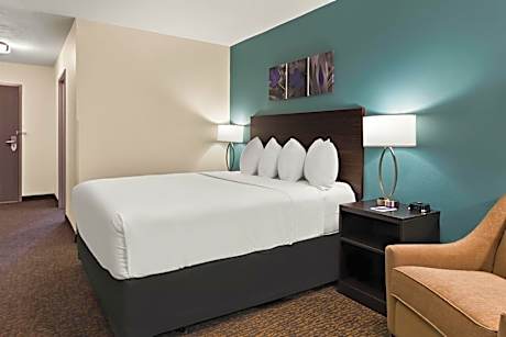 Queen Room - Non Smoking/Interior Hall