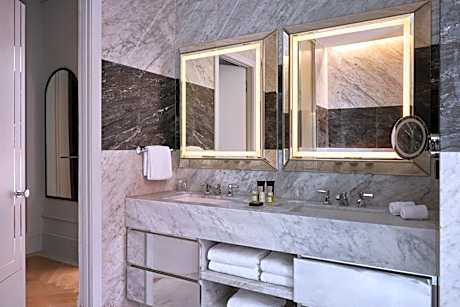 Urban King Suite