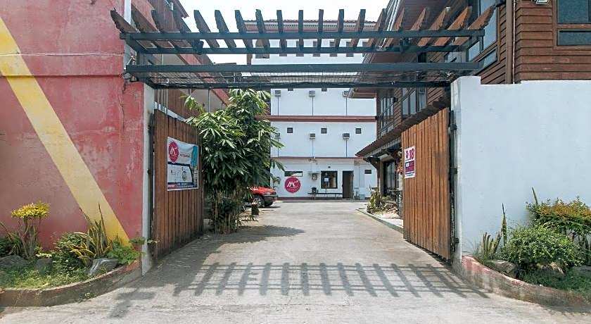 RedDoorz @ Joel's Apartelle