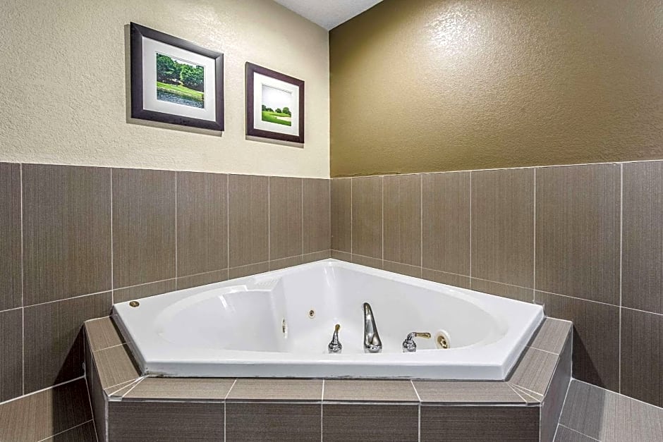 Comfort Inn & Suites Greenwood near University