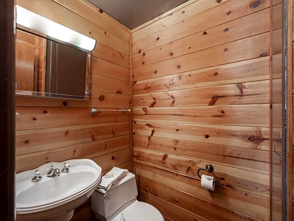 Dancing Bear, 2 Bedrooms, Front Porch, Midtown, Sleeps 6