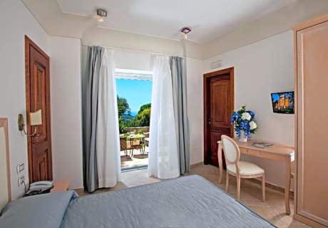 Comfort Double or Twin Room with Partial Sea View