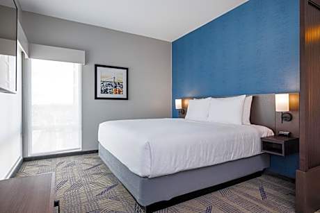 King Suite with Sofa Bed and Roll-In Shower - Disability Access