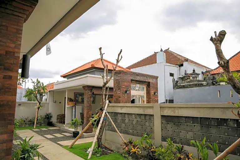Uma Emas Residence