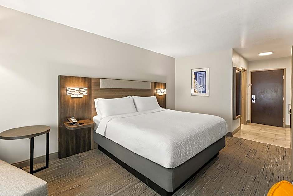 Holiday Inn Express & Suites Fairmont By IHG