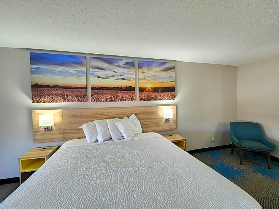 Days Inn & Suites by Wyndham New Iberia