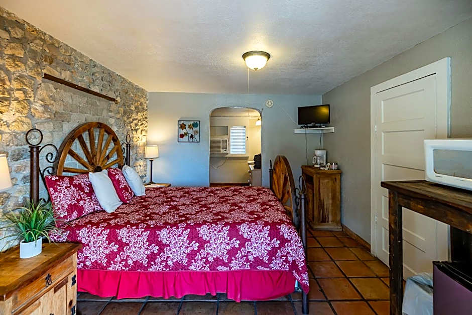 The Historic Leakey Inn