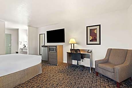 King Room with Roll-in Shower - Disability Access/Non-Smoking