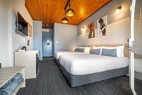 Studio with Two Queen Beds