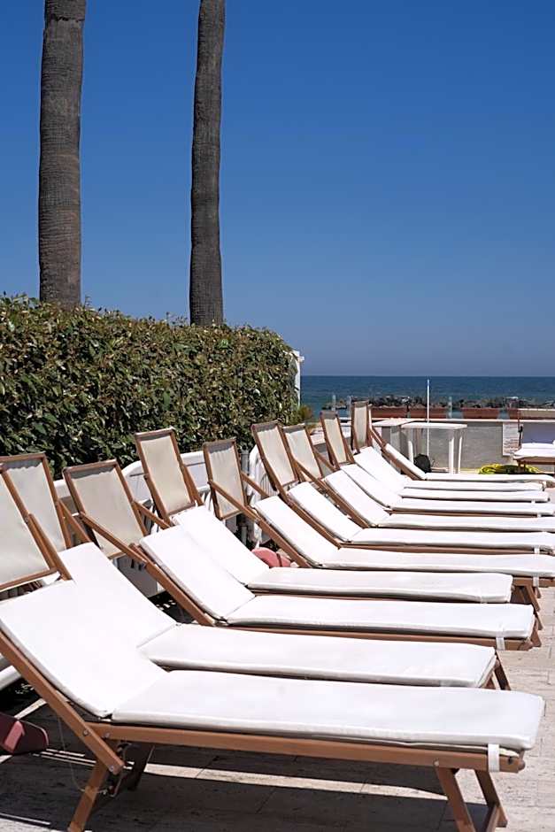 Sea Lion Hotel