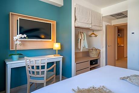 Family Senior Suite Pool View 5 Adults & 1 children