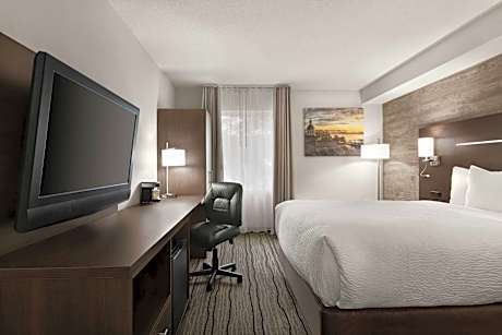 Deluxe Queen Room with Strip View - Non-Smoking