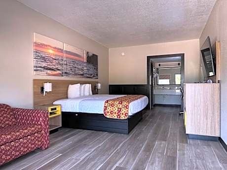 1 King Bed Deluxe Room Non-Smoking