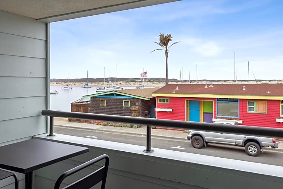 456 Embarcadero Inn & Suites