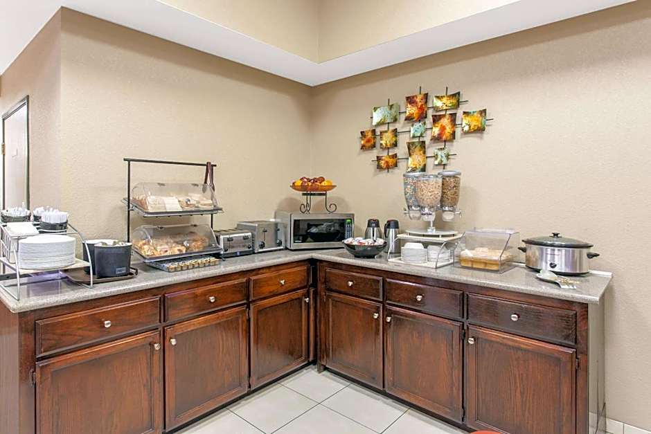 Ramada by Wyndham Fresno Northwest