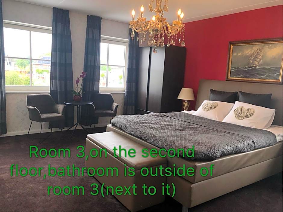 B&B nancy in holland met eigen badkamer , Jacuzzi niet inclusief , independent bathroom jacuzzi not included