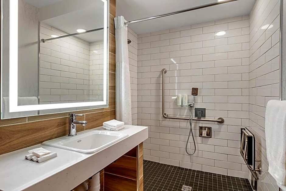 Clarion Lakeside Inn & Conference Centre