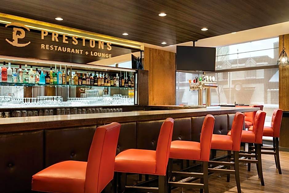 Coast Edmonton Plaza Hotel by APA