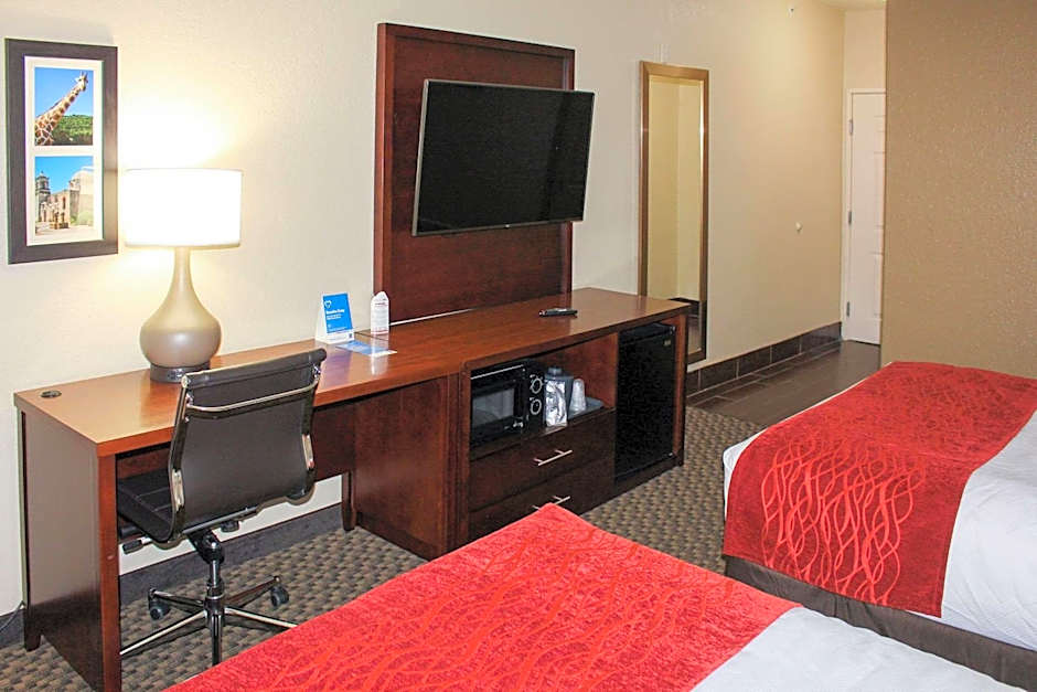 Comfort Inn & Suites Near Six Flags & Medical Center