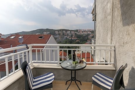 One Bedroom Apartment with Balcony and City View