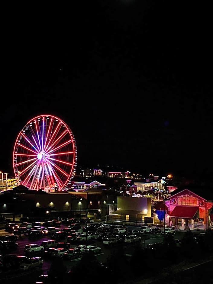 Mountain Vista Inn & Suites - Walking Distance to the Island