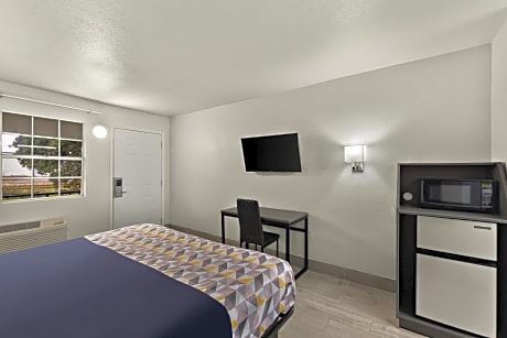 1 King Bed Non-Smoking Room With Free Continental Breakfast, Free High Speed Internet And Desk