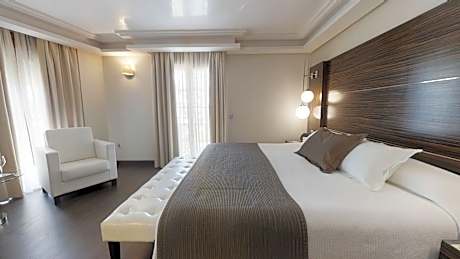 WITH DINNIG ROOM 2 ADULTS + 1 CHILD