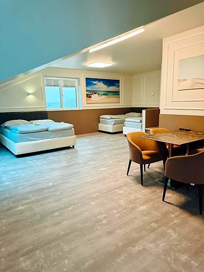 F Hotel 24h Check-In