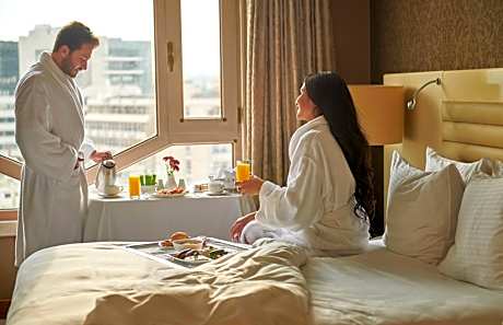 1 King Bed with Club Access