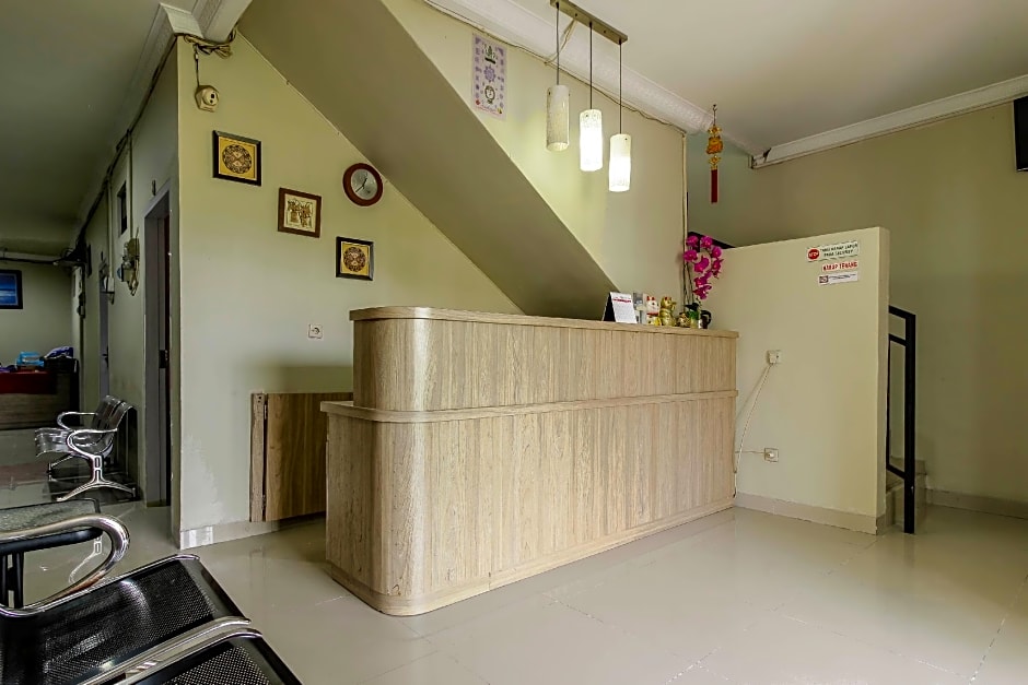 RedDoorz Plus Near Lippo Cikarang Mall - Guest Reservations