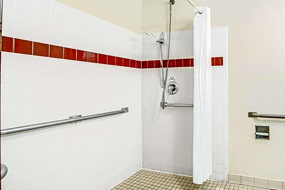 Super 8 by Wyndham San Antonio/Fiesta