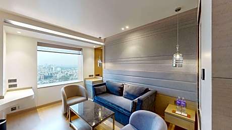 Suite - Unlimited pour during happy hours between 6 to 8 pm at Sky grill, 3 pcs fruit platter, 2 varieties of home-made cookies, 4 pcs laundry complimentary per suite per day