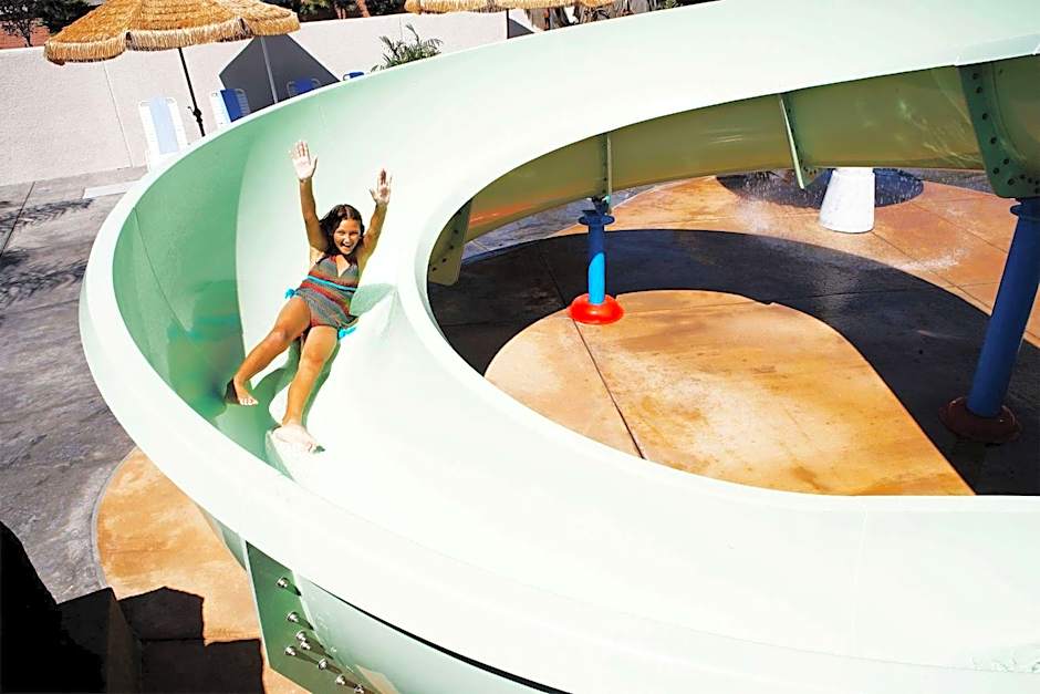 Howard Johnson by Wyndham Anaheim Hotel & Water Playground