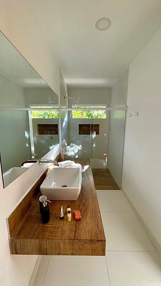 Casa com Piscina, 3 Suites, sala de estar e cozinha completa